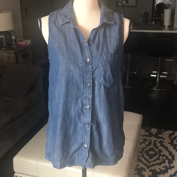 Banana Republic Tops - Banana Republic chambray blue sleeveless top